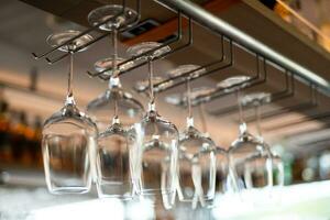 leeg schoon glas bril voor alcoholisch drankjes in een restaurant Aan een bar teller foto