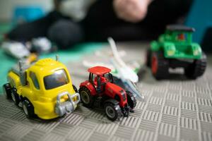 een klein kind Toneelstukken met speelgoed- auto's foto