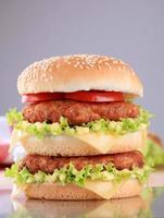 smakelijke dubbele cheeseburger foto