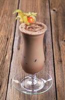 glas chocolade smoothie gegarneerd met vers fruit foto