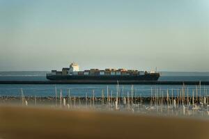 houder schip weggaan de haven foto