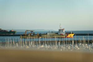 baggeren schip weggaan de haven foto