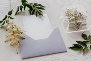 trouwringen met een grijze trouwdecoratie foto