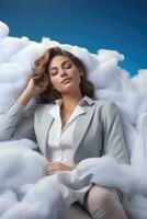 een zakenvrouw dromen Aan een wolk bed geïsoleerd Aan een grijswaarden helling achtergrond foto