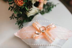gouden trouwringen als attribuut van de bruiloft van een jong stel
