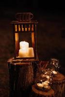 kaarsen branden op een donkere nacht in een houten lantaarn foto