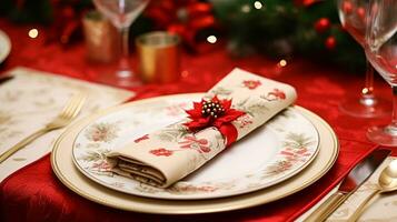 tafel decor, vakantie tafellandschap en formeel avondeten tafel instelling voor kerstmis, vakantie en evenement viering, Engels land decoratie en huis styling foto