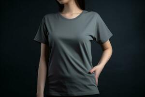 generatief ai. grijs t-shirt mockup Aan vrouw model- foto