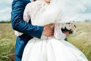 kleed de bruid aan in een trouwjurk met korset en vetersluiting
