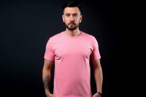 generatief ai. roze t-shirt mockup Aan mannetje model- foto