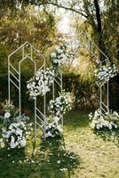 huwelijksceremonie gebied met gedroogde bloemen in een weiland