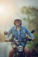 mooi vrouw rijden sport motorfiets Aan natuurlijk bijhouden foto