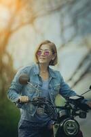 mooi vrouw rijden sport motorfiets Aan natuurlijk bijhouden foto