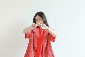 portret van mooi Aziatisch vrouw vervelend rood kleding met afwijzing of afkeuring gebaar foto