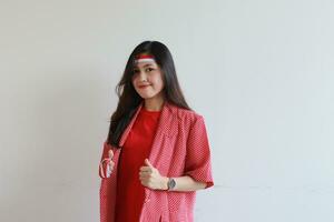 portret van een Aziatisch vrouw vervelend een rood kleding vieren Indonesië's onafhankelijkheid dag met glimlachen uitdrukking foto