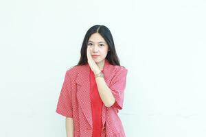 portret van mooi Aziatisch vrouw vervelend rood kleding met fluisteren gebaar foto