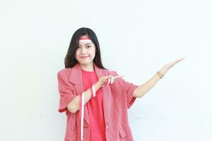 portret van mooi Aziatisch vrouw vervelend rood kleding vieren Indonesië onafhankelijkheid dag richten naar de kant voor kopiëren ruimte foto