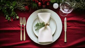 Kerstmis tafel decor, vakantie tafellandschap en avondeten tafel instelling, formeel evenement decoratie voor nieuw jaar, familie viering, Engels land en huis styling foto