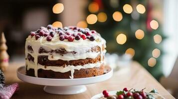 Kerstmis taart, vakantie recept en huis bakken, pudding met romig suikerglazuur voor knus winter vakantie thee in de Engels land huisje, eigengemaakt voedsel en Koken foto