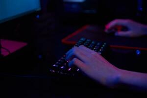 gamer Speel computer spel, gebruik rgb neon gekleurde toetsenbord foto