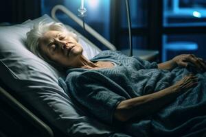 oud vrouw geduldig slapen Aan bed in ziekenhuis afdeling. generatief ai foto