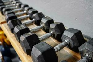 rij dumbbells in de sportschool foto