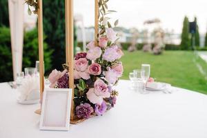 elegante huwelijksdecoraties gemaakt van natuurlijke bloemen foto