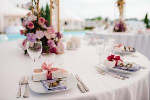 elegante huwelijksdecoraties gemaakt van natuurlijke bloemen foto