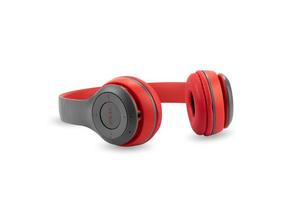rode kleur draadloze koptelefoon geïsoleerd op een witte achtergrond foto