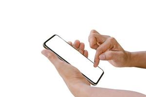 de hand van de vrouw gebruikt een slimme telefoon om online naar informatie te zoeken die op witte achtergrond wordt geïsoleerd foto