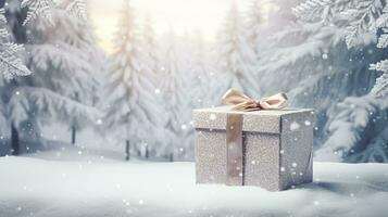 Kerstmis vakantie geschenk en Cadeau, geschenk doos in de sneeuw in sneeuwval winter platteland natuur voor boksen dag, vakantie boodschappen doen uitverkoop foto