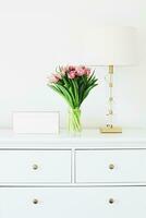 boeket van bloemen in vaas en huis decor details, luxe interieur ontwerp foto