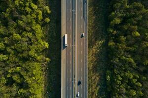 antenne visie van snelweg weg met in beweging auto's foto