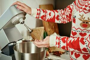 vrouw Koken Bij huis keuken, gebruik elektrisch menger naar voorbereidingen treffen deeg foto