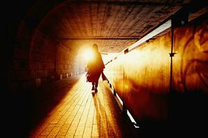 vrouw silhouet Bij tunnel met zon stralen foto