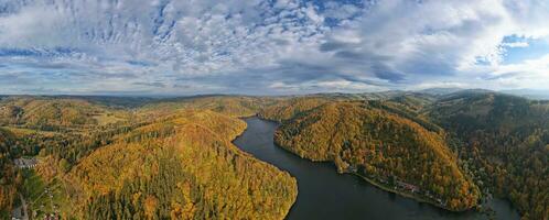 herfst landschap met bergen en rivier, antenne top visie foto