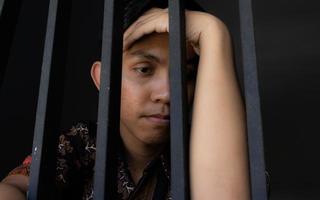 uitdrukking van man met tralies in de gevangenis foto