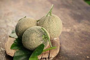 close-up cantaloupe meloenen op houten tafel foto