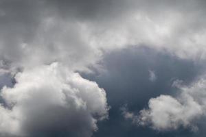 dramatische lucht met stormachtige wolken voor regen en onweer foto
