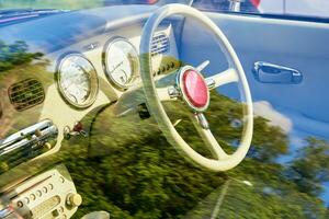 retro auto dashboard met sturen wiel foto