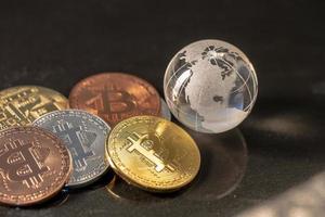 glazen bol en bitcoin cryptocurrency. bedrijfsconcept foto