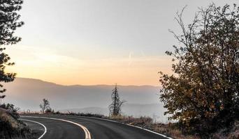 schilderachtige kronkelende weg door Yosemite National Park foto