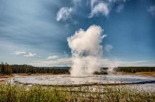 uitbarsting van oude trouwe geiser in Yellowstone National Park foto