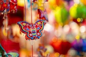 versierd kleurrijk lantaarns hangende Aan een staan in de straten in ho chi minh stad, Vietnam gedurende midden herfst festival. Chinese taal in foto's gemeen geld en geluk foto