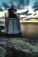 zonsondergang in newport rhode island bij de vuurtoren van de kasteelheuvel foto