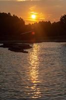 uitzicht op de zonsondergang bij het nationale wildwatercentrum in Noord-Carolina foto