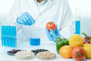 wetenschapper controleren chemisch voedsel residuen in laboratorium. controle experts inspecteren kwaliteit van fruit, groenten. laboratorium, gevaren, rohs, vind verboden stoffen, besmetten, microscoop, microbioloog foto