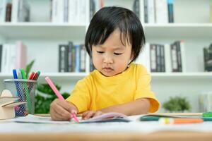 gelukkig Azië kinderen spelen aan het leren verf Aan papier. werkzaamheid, ontwikkeling, iq, gelijk, meditatie, brein, spieren, essentieel vaardigheden, familie hebben pret uitgeven tijd samen. vakantie foto