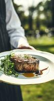 steak geserveerd door een ober Bij een luxe evenement buitenshuis, prima dineren, nabewerkt, generatief ai foto