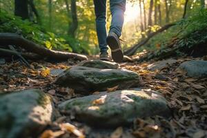 dichtbij omhoog een personen voeten wandelen Aan rotsen, wandelen Aan een spoor in de bossen, reizen concept. ai generatief foto